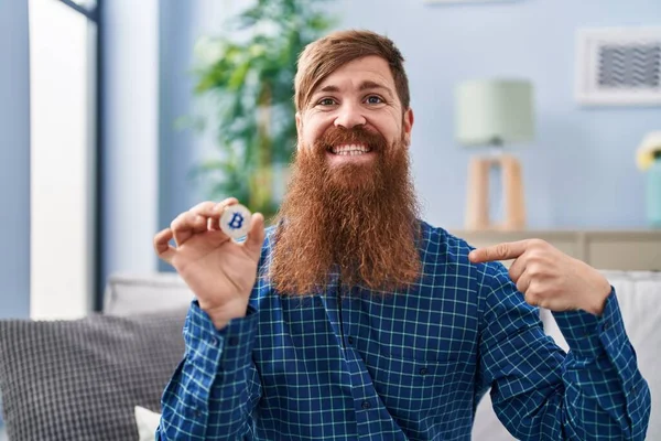 Homme Caucasien Longue Barbe Tenant Monnaie Virtuelle Bitcoin Pointant Doigt — Photo