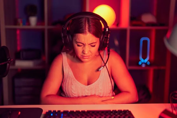 Jonge Blonde Vrouw Die Videospelletjes Speelt Met Een Koptelefoon Met — Stockfoto