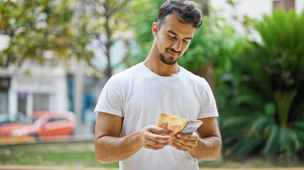 Jonge Spaanse Man Glimlacht Vol Vertrouwen Mexicaanse Peso Tellen Het — Stockfoto