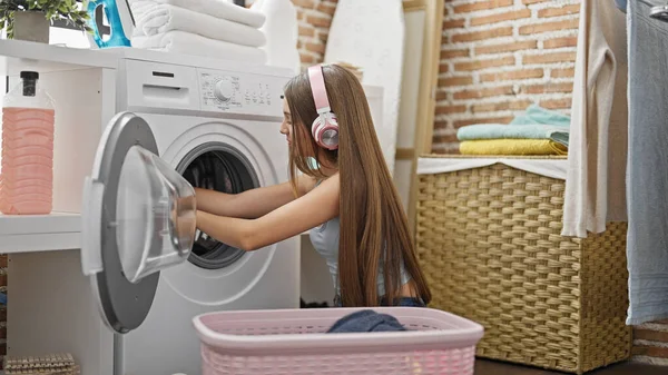 Young Beautiful Girl Washing Clothes Listening Music Laundry Room — Stock Photo, Image