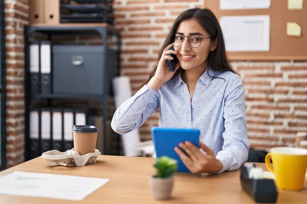 Genç Spanyol Kadını Touchpad Kullanıyor Ofisteki Akıllı Telefondan Konuşuyor — Stok fotoğraf