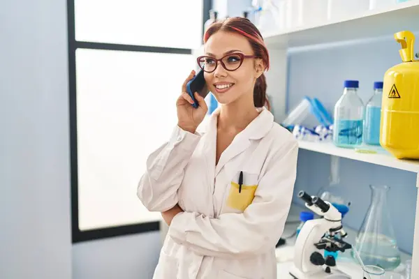 Young Caucasian Woman Scientist Talking Smartphone Laboratory — Stock Photo, Image