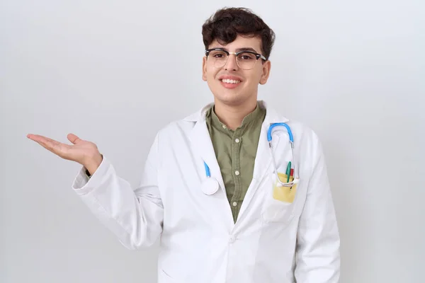 Mladý Nebinární Muž Uniformě Lékaře Stetoskopu Veselým Úsměvem Ukazující Ukazující — Stock fotografie