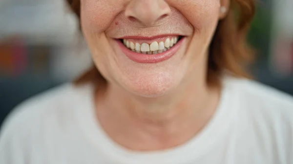 Frau Mittleren Alters Sitzt Auf Sofa Und Lächelt Nach Hause — Stockfoto