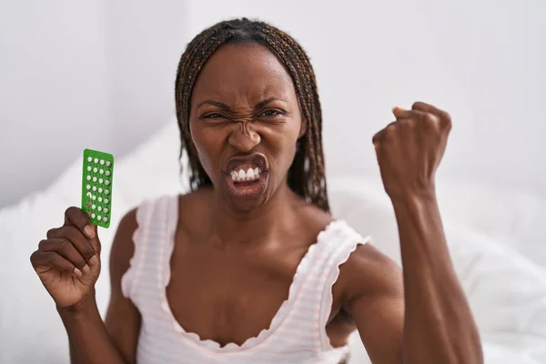 Elinde Doğum Kontrol Hapları Tutan Afrikalı Amerikalı Kadın Öfkeyle Bağırıyor — Stok fotoğraf