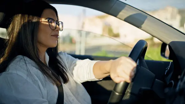 Junge Schöne Hispanische Frau Steuer Eines Autos Lächelt Mit Brille — Stockfoto