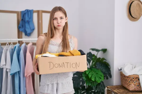 Junge Kaukasische Frau Mit Spendenbox Für Wohltätige Zwecke Die Mit — Stockfoto