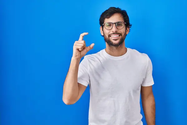 Handsome Latin Man Standing Blue Background Smiling Confident Gesturing Hand — Stock Photo, Image