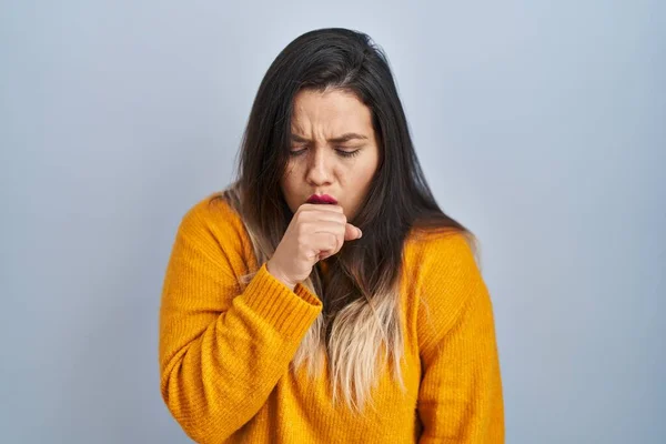 Young Hispanic Woman Standing Isolated Background Feeling Unwell Coughing Symptom — Stockfoto