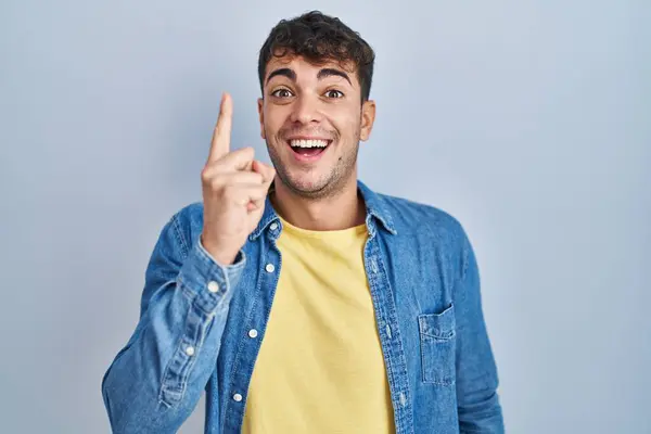 Young Hispanic Man Standing Blue Background Pointing Finger Successful Idea — Foto de Stock