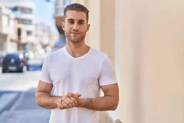 Young Caucasian Man Standing Serious Expression Street — Stock Photo, Image