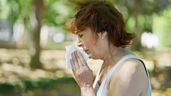 Middle Age Woman Pollen Allergy Park — Stock Photo, Image