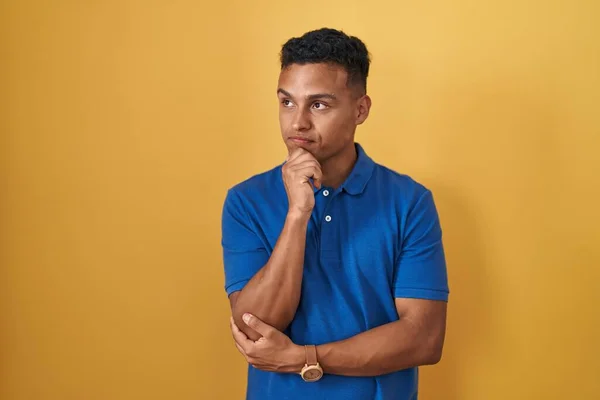 Junger Hispanischer Mann Der Vor Gelbem Hintergrund Steht Die Hand — Stockfoto