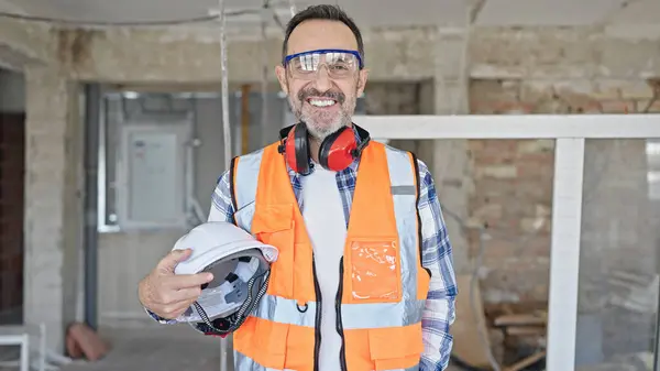 Constructor Hombre Mediana Edad Sonriendo Confiado Sosteniendo Hardhat Sitio Construcción —  Fotos de Stock