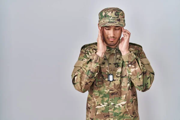 Joven Hombre Hispano Con Uniforme Camuflaje Del Ejército Con Mano — Foto de Stock