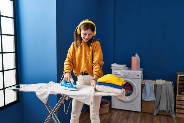 Çamaşır Odasında Müzik Dinleyen Genç Sarışın Kadın — Stok fotoğraf