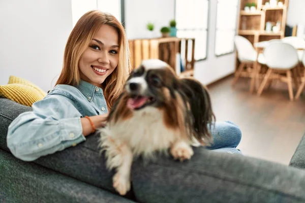 Junge Kaukasierin Lächelt Selbstbewusst Und Sitzt Hause Mit Hund Auf — Stockfoto