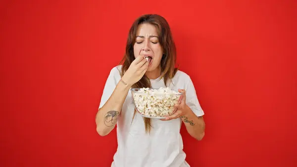 Young Beautiful Hispanic Woman Watching Drama Movie Eating Popcorn Crying — Stock Photo, Image