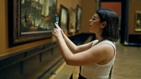 Junge Schöne Hispanische Frau Besucht Kunstgalerie Beim Fotografieren Mit Smartphone — Stockfoto