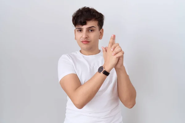 Joven Hombre Binario Con Camiseta Blanca Casual Sosteniendo Arma Simbólica — Foto de Stock