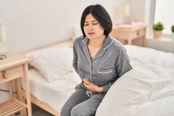 Junge Chinesin Leidet Unter Menstruationsschmerzen Und Sitzt Schlafzimmer Auf Dem — Stockfoto