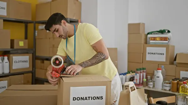 Genç Spanyol Gönüllü Hayır Kurumunda Bağış Kutuları Paketliyor — Stok fotoğraf
