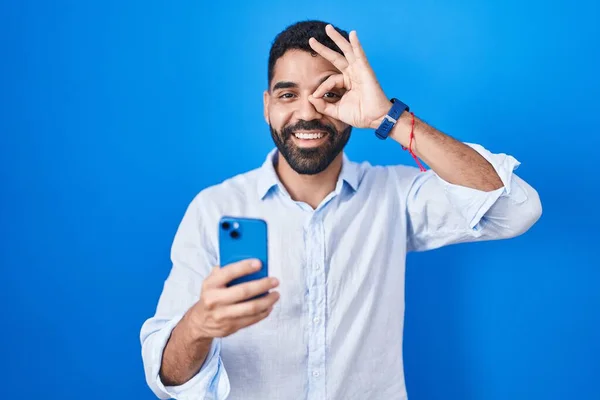 Hispanische Mann Mit Bart Mit Smartphone Tippnachricht Tun Geste Mit — Stockfoto