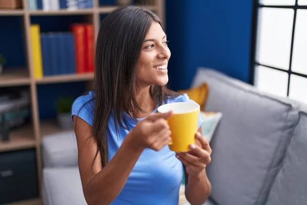 Junge Schöne Hispanische Frau Trinkt Kaffee Sitzend Auf Sofa Hause — Stockfoto