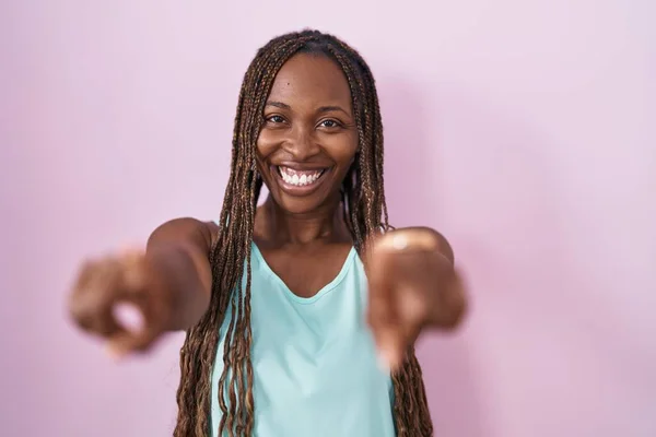 Africká Americká Žena Stojící Nad Růžovým Pozadím Ukazuje Prstem Vás — Stock fotografie