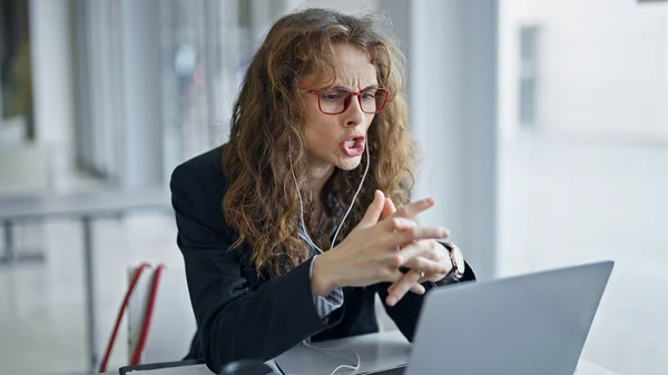 Junge Geschäftsfrau Mit Laptop Und Kopfhörer Büro Gestresst — Stockfoto