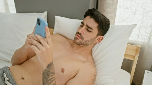 Ung Latinamerikan Man Med Smartphone Liggande Sängen Sovrummet — Stockfoto