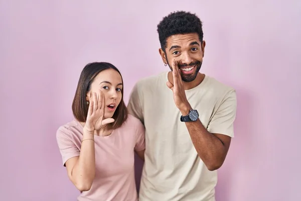 Junge Hispanische Paar Zusammen Über Rosa Hintergrund Hand Auf Mund — Stockfoto