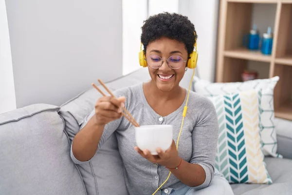 Африканская Американка Слушает Музыку Поедая Китайскую Еду Дома — стоковое фото