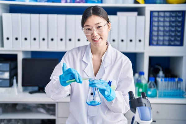 Kinesisk Kvinnlig Forskare Häller Vätska Provröret Laboratoriet — Stockfoto