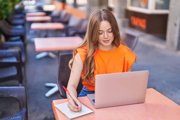Young Woman Using Laptop Writing Notebook Coffee Shop Terrace — Zdjęcie stockowe
