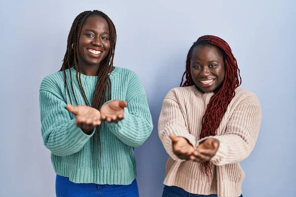 Deux Femmes Africaines Debout Sur Fond Bleu Souriant Avec Les — Photo