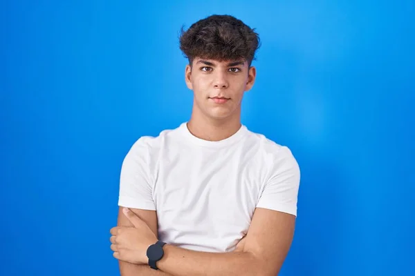 Латиноамериканский Подросток Стоящий Синем Фоне Скептически Нервно Неодобряющее Выражение Лица — стоковое фото