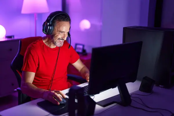 Middle Age Man Streamer Playing Video Game Using Computer Gaming — Stockfoto