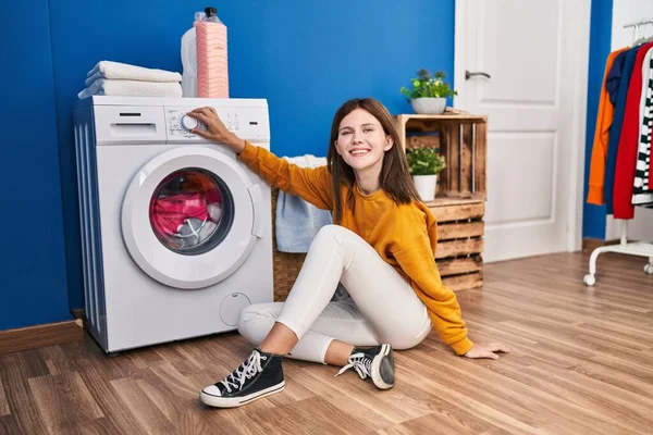 Çamaşır Odasında Yerde Oturan Genç Sarışın Kadın Çamaşır Makinesini Çalıştırıyor — Stok fotoğraf