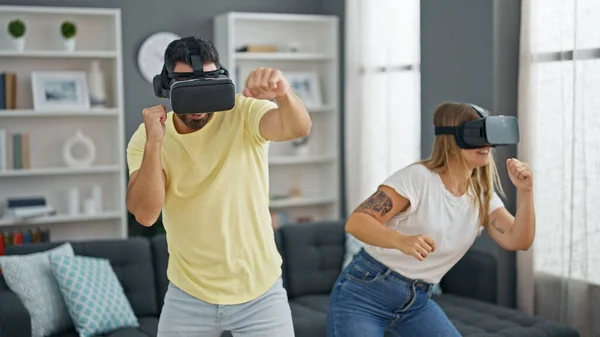 男男女女在家里用虚拟现实眼镜玩拳击游戏 — 图库照片