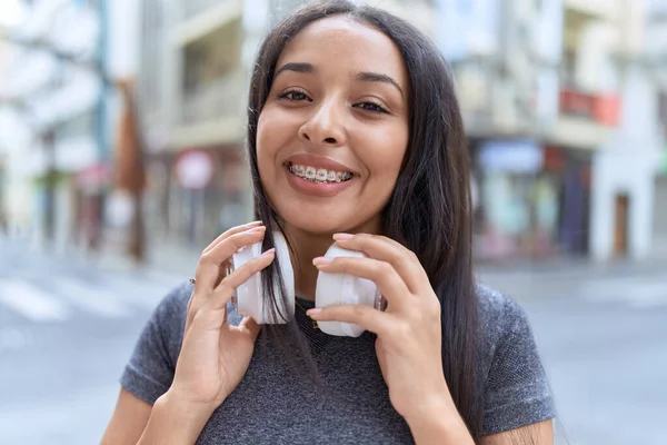 Mujer Árabe Joven Sonriendo Confiada Usando Auriculares Calle — Foto de Stock