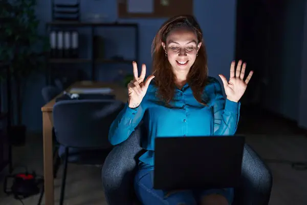 Geceleri Ofiste Çalışan Esmer Bir Kadın Sekiz Numaralı Parmaklarını Gösterip — Stok fotoğraf