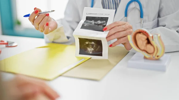 Middle Age Woman Doctor Patient Showing Ultrasound Baby Clinic — Stock Photo, Image
