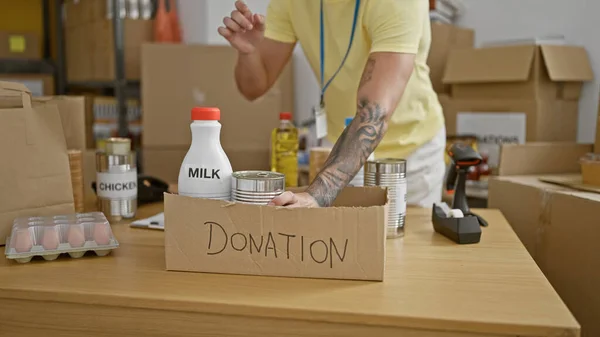Joven Hispano Voluntario Poniendo Productos Caja Cartón Donación Centro Caridad — Foto de Stock