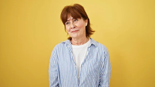 Frau Mittleren Alters Lächelt Selbstbewusst Vor Isoliertem Gelben Hintergrund — Stockfoto