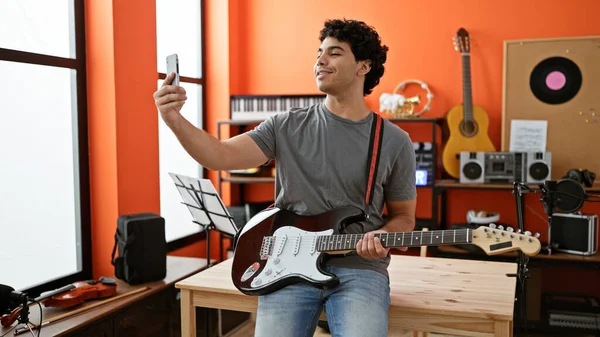 Jovem Músico Latino Tendo Videochamada Sorrindo Estúdio Música — Fotografia de Stock