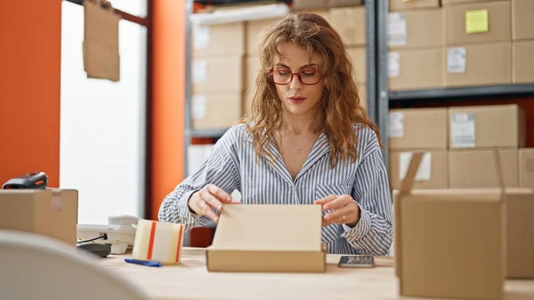 Young Woman Ecommerce Business Worker Packing Cardboard Box Office — Stock Photo, Image