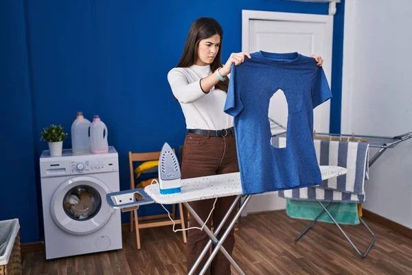 Junge Brünette Frau Bügelt Mit Verbranntem Eisernen Hemd Der Waschküche — Stockfoto