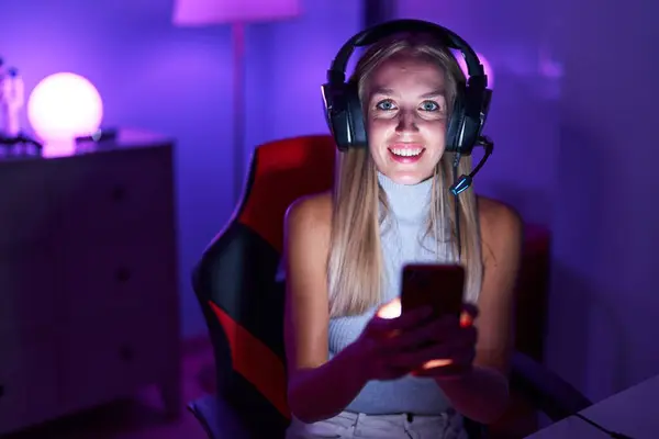 Beyaz Kadın Akıllı Telefonuyla Video Oyunu Oynuyor Olumlu Mutlu Görünüyor — Stok fotoğraf