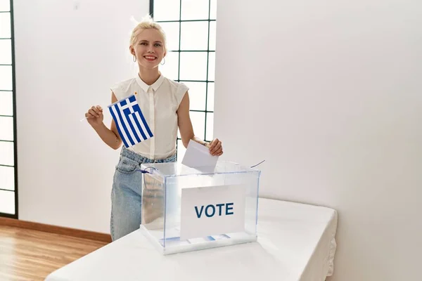 Junge Blonde Frau Mit Griechischer Flagge Bei Der Stimmabgabe Wahlmännergremium — Stockfoto